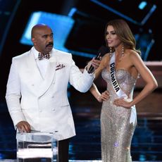 Steve Harvey interviewing Ariadna Gutierrez aka Miss Columbia on stage.