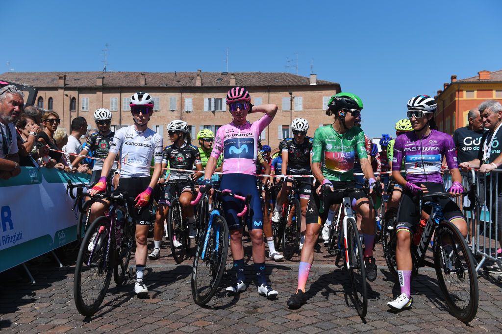 Riders wearing the special classification jerseys at the Giro d&#039;Italia Donne 2022