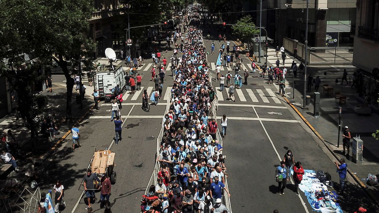 Mourners queueing to pay tribute to Argentine football legend Diego Maradona in Buenos Aries.