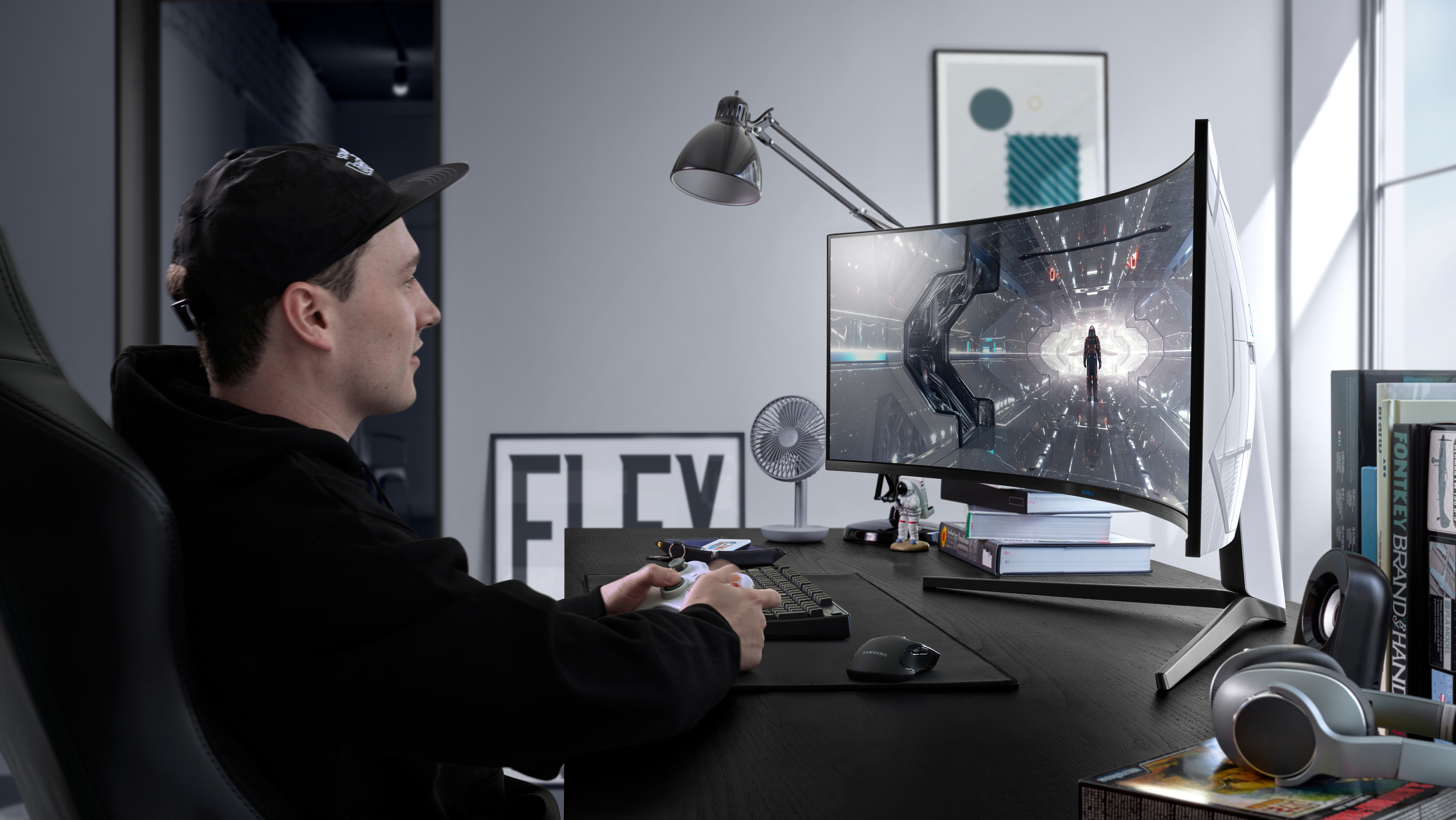 Enter a new dimension in gaming and plunge into worlds that come alive with a Samsung curved monitor.