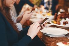 Unsociable media: Texting at the dinner table is never acceptable