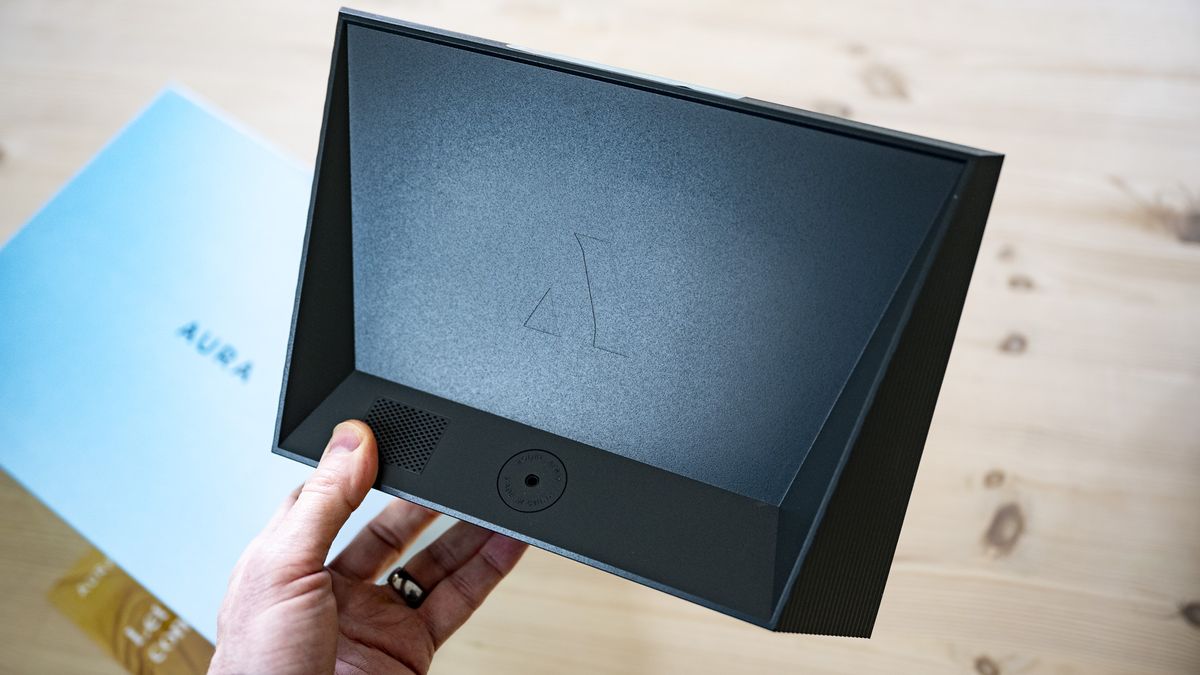 Rear of the Aura Carver Mat digital frame