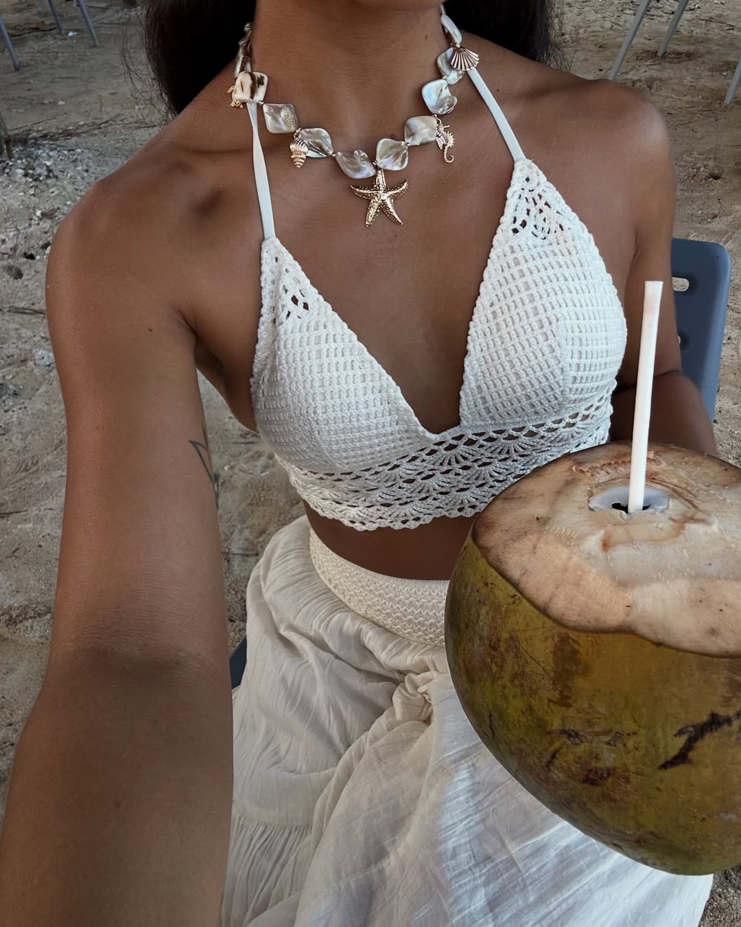 Jeannine mit Häkeltop und Muschelkette