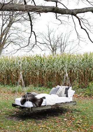 pallet furniture ideas: swing