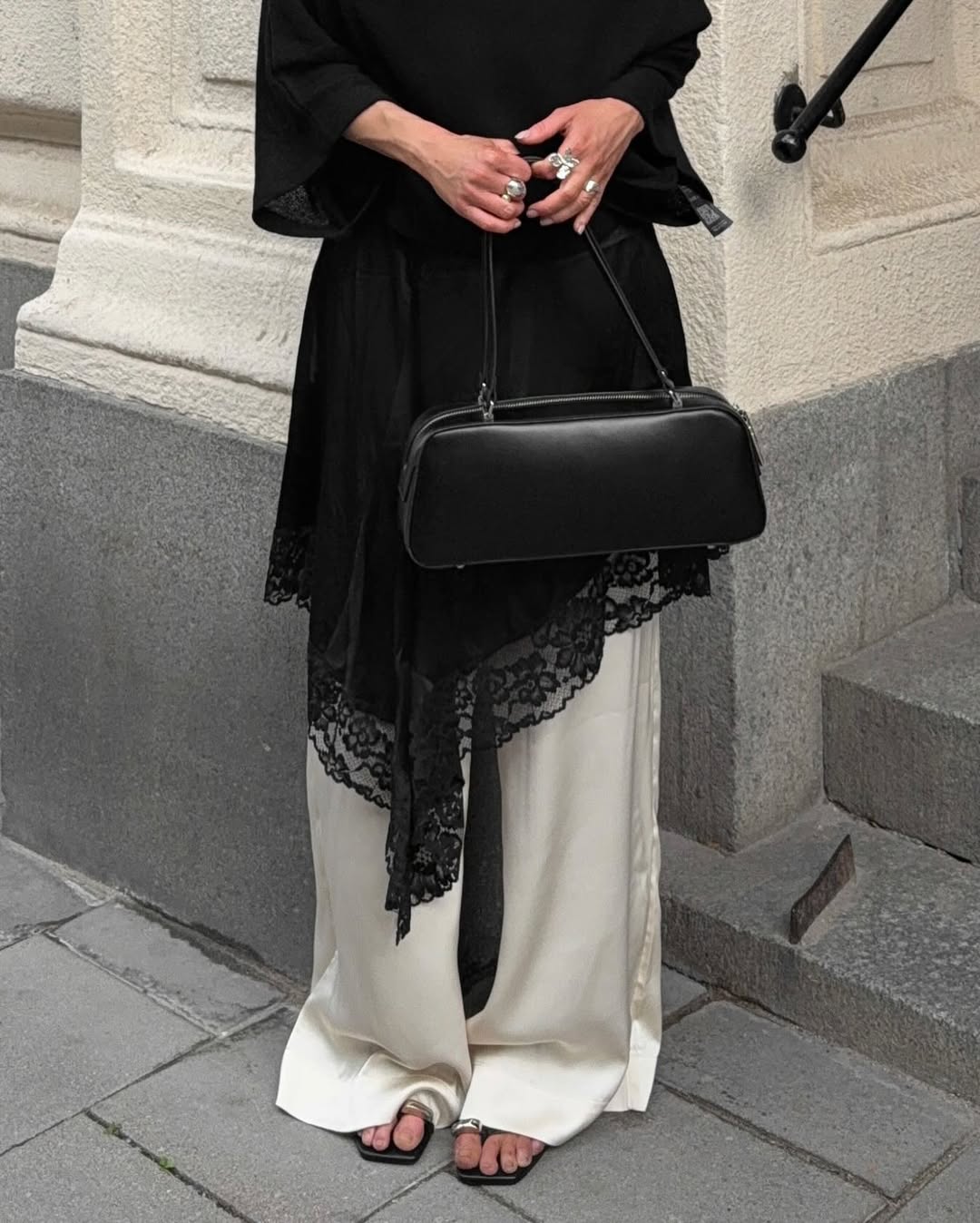 @clarabergertorres wears a leather tote