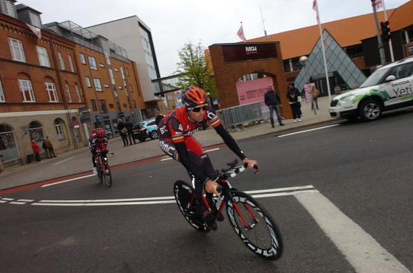 Alessandro Ballan (BMC) fine tunes his time trial position for the Giro d'Italia prologue
