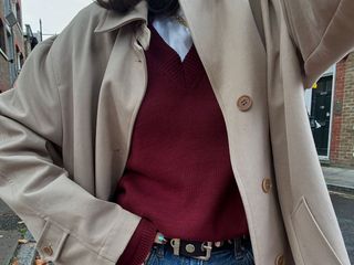 @tia_dewitt fall outfit burgundy sweater white tee and trench