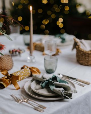 Christmas table setting by Anbôise