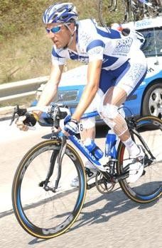 Matteo Tosatto (Fassa Bortolo) trying to protect himself from the sun