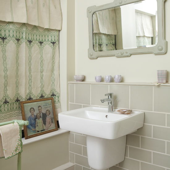 bathroom with washbasin and photo frame