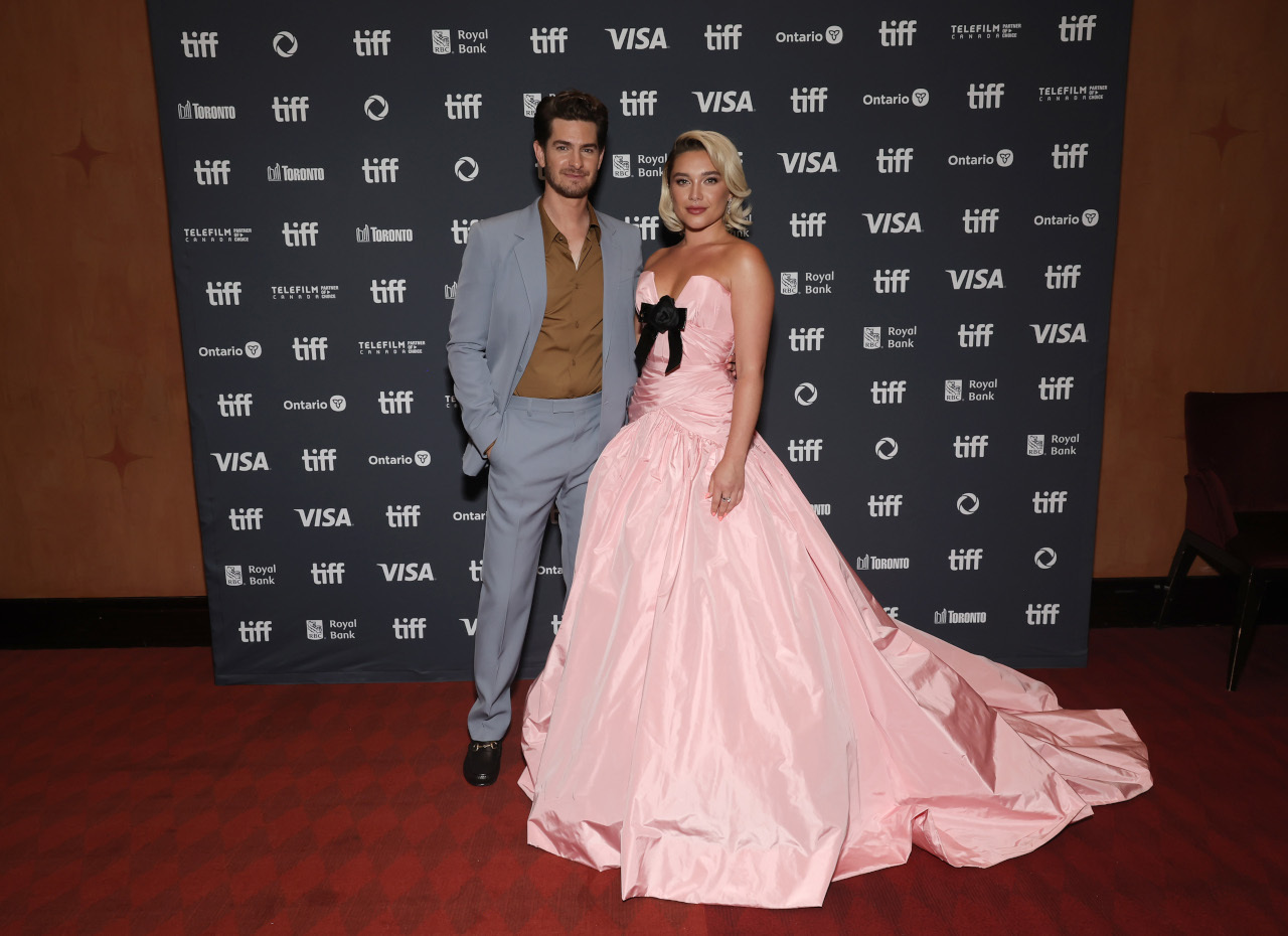 TORONTO, ONTARIO - SEPTEMBER 06: (L-R) Andrew Garfield and Florence Pugh attend the premiere of 