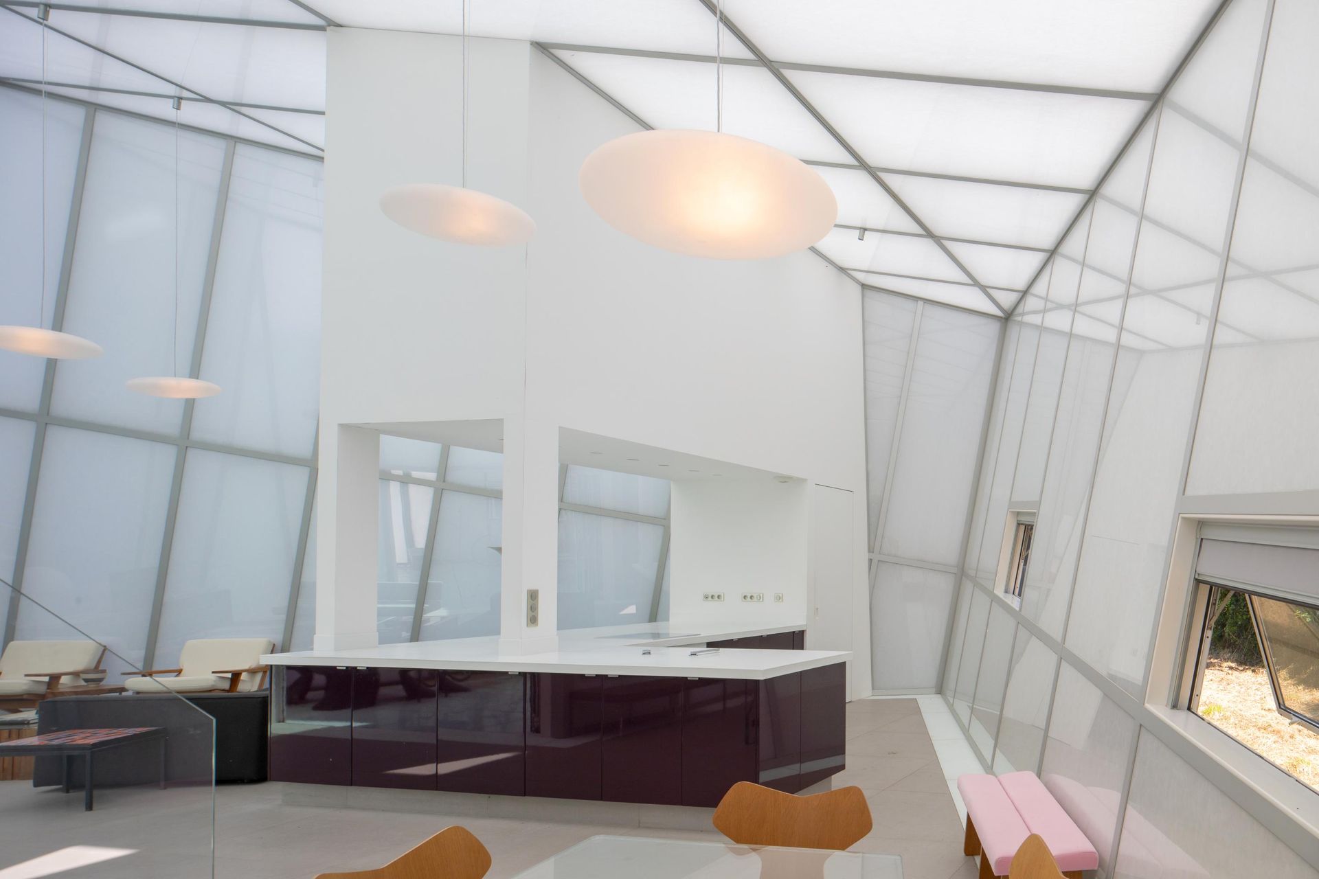 Salon blanc contemporain dans une maison de verre en France