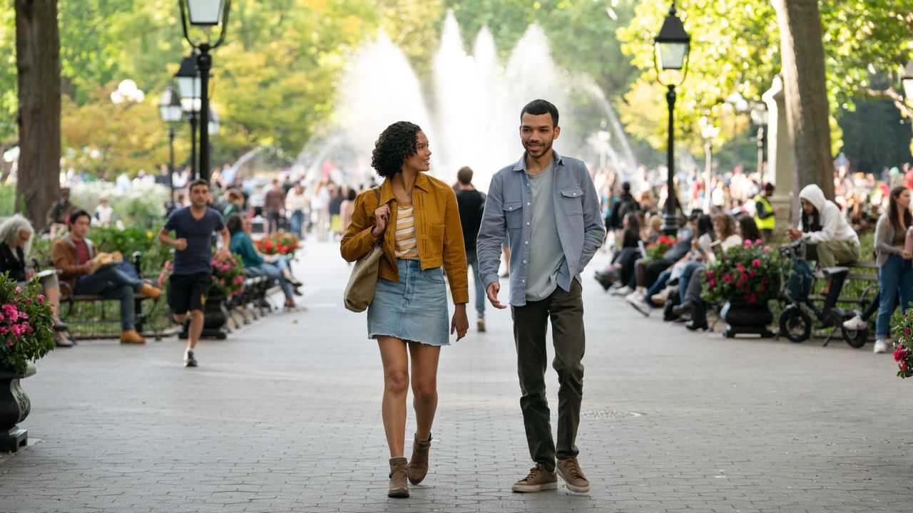 Briana Middleton and Justice Smith in Sharper