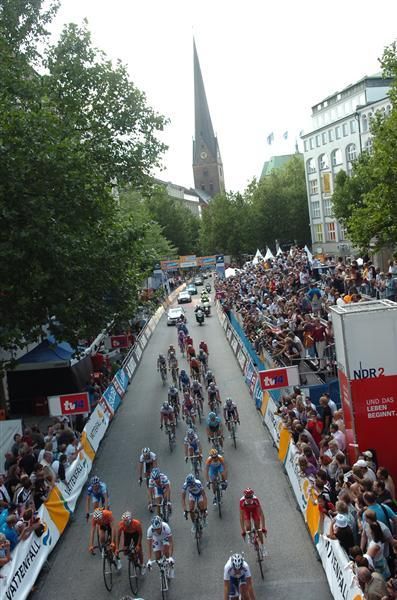 The peloton rides early in the 2009 Vattenfall Cyclassics