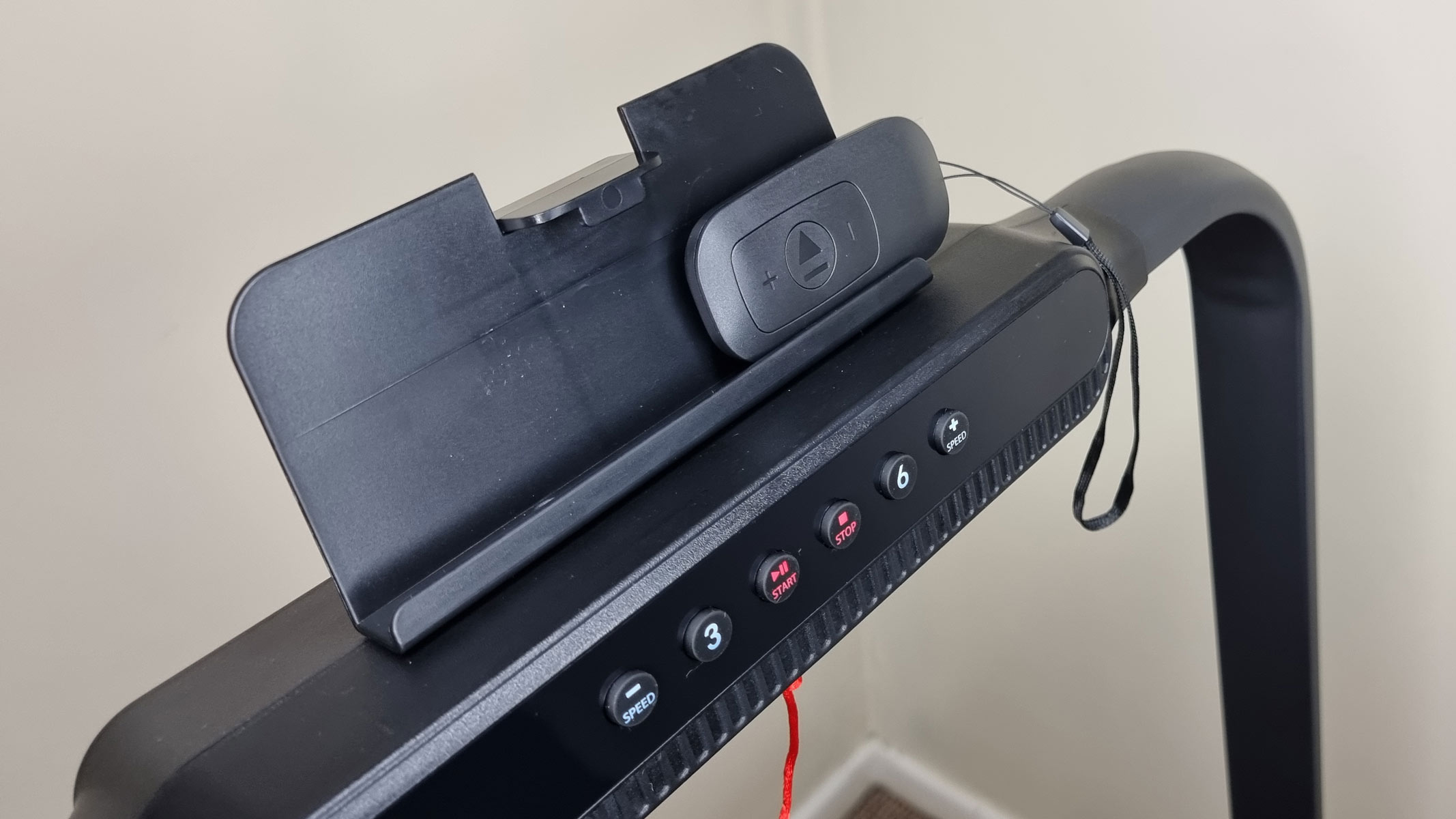 Mobvoi Treadmill Plus, a close-up photo of the smartphone mount