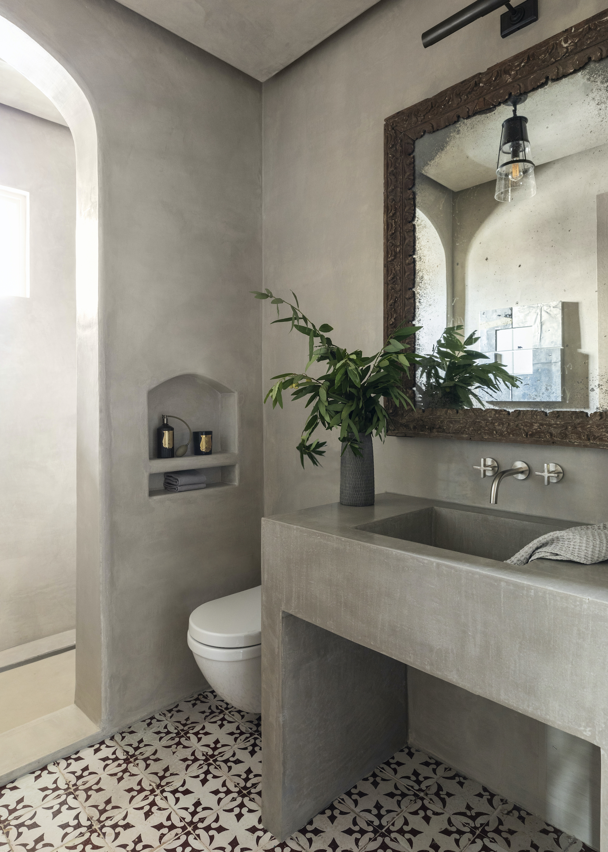 small ensuite bathroom with polished plastered walls