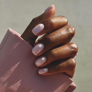 Nail design for wedding guests: pearl nails