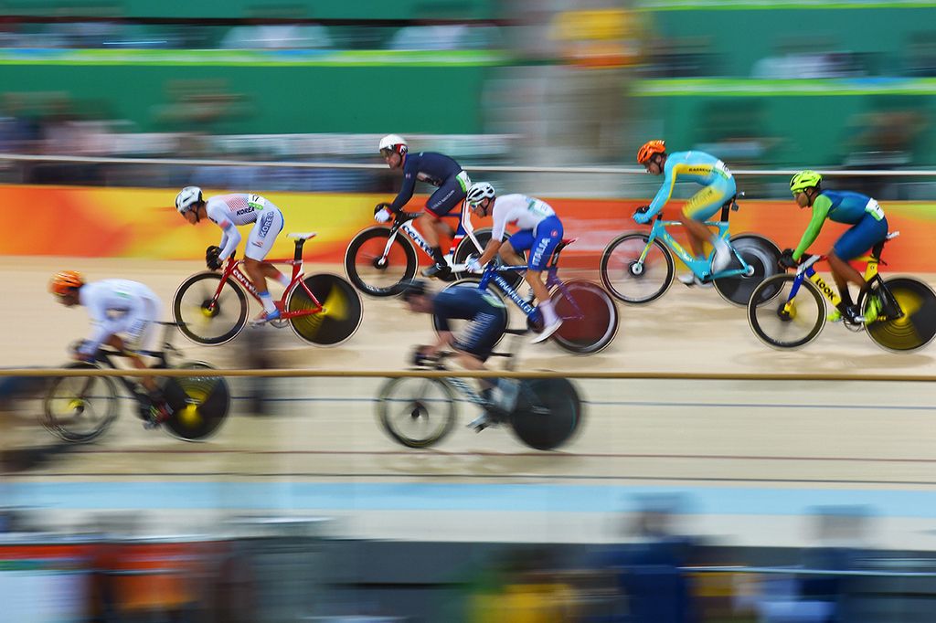 Elia Viviani (Italy), in white, in the middle of the pack during the elimination race
