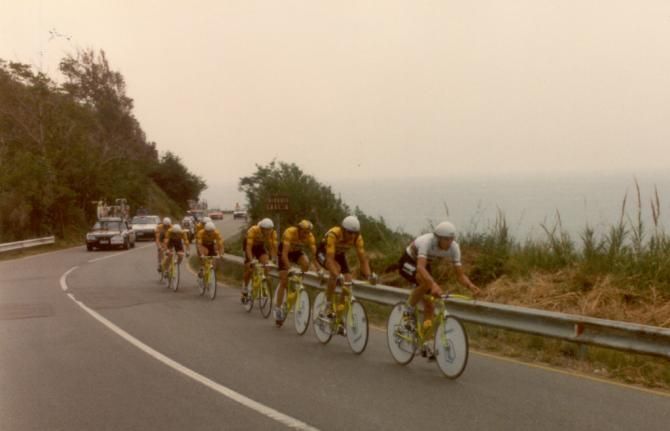 Maurizio Fondriest with his Del Tongo team in 1989