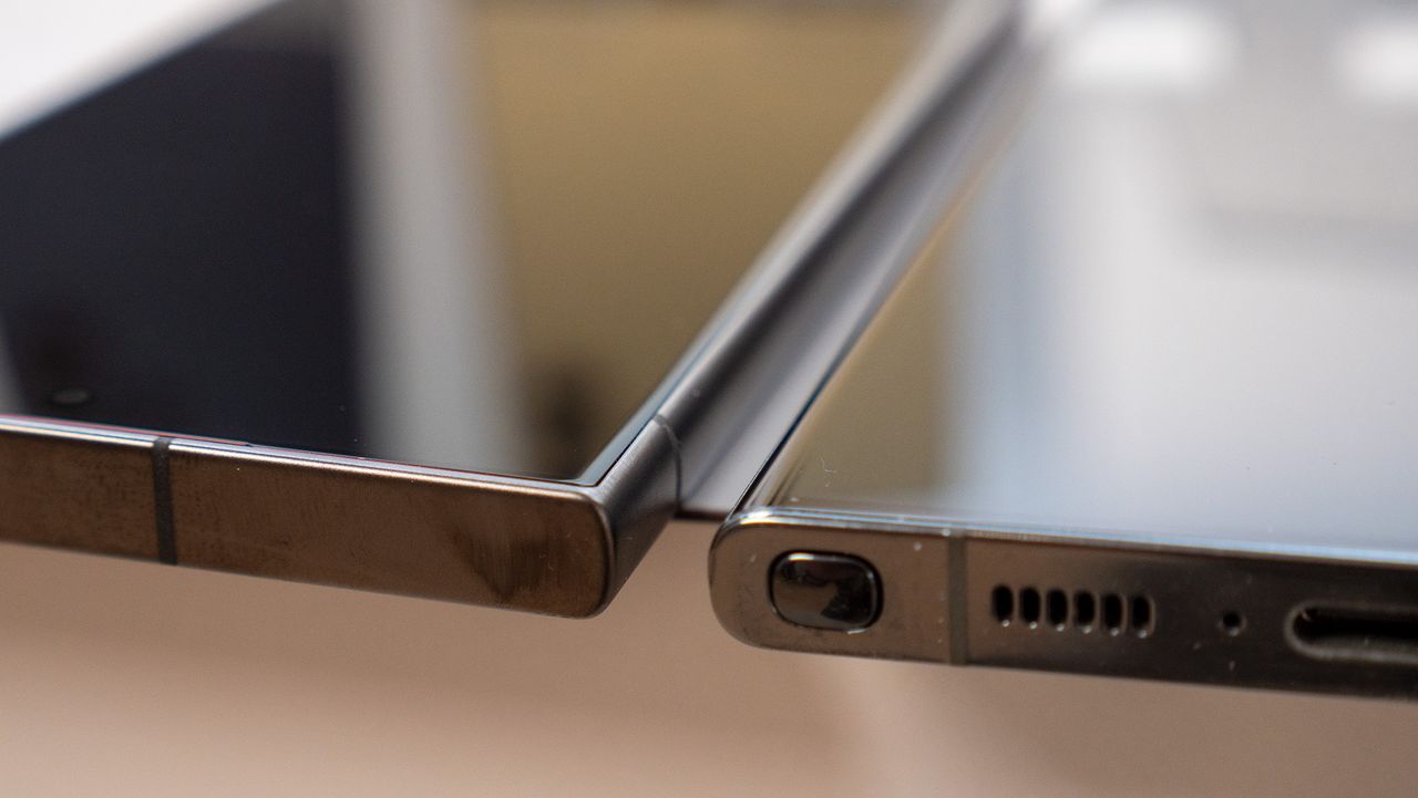 Comparing the display curve on the Samsung Galaxy S24 Ultra vs Galaxy S23 Ultra