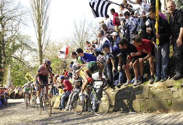 Filip Meirhaeghe leads Johan Van Summeren in the 2007 Tour of Flanders.