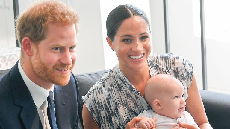 dubbo, australia october 17 prince harry, duke of sussex and meghan, duchess of sussex arrive at dubbo airport on october 17, 2018 in dubbo, australia the duke and duchess of sussex are on their official 16 day autumn tour visiting cities in australia, fiji, tonga and new zealand photo by samir husseinsamir husseinwireimage