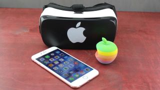 En tolkning av hvordan et Apple AR/VR-headset kan komma til å se ut, med et svarthvitt design med en Apple-logo på fronten.