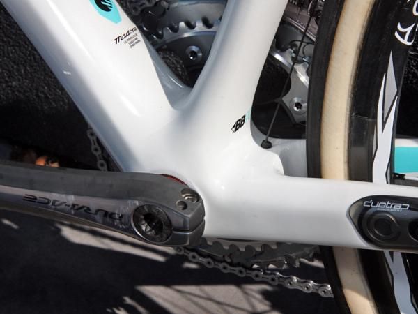 Tucked behind the outer silicone rubber seals are Enduro's new XD-15 angular contact cartridge bearings with Grade 3 silicon nitride ceramic balls and machined nitrogen steel races for a smoother spin but better durability than radial cartridges.