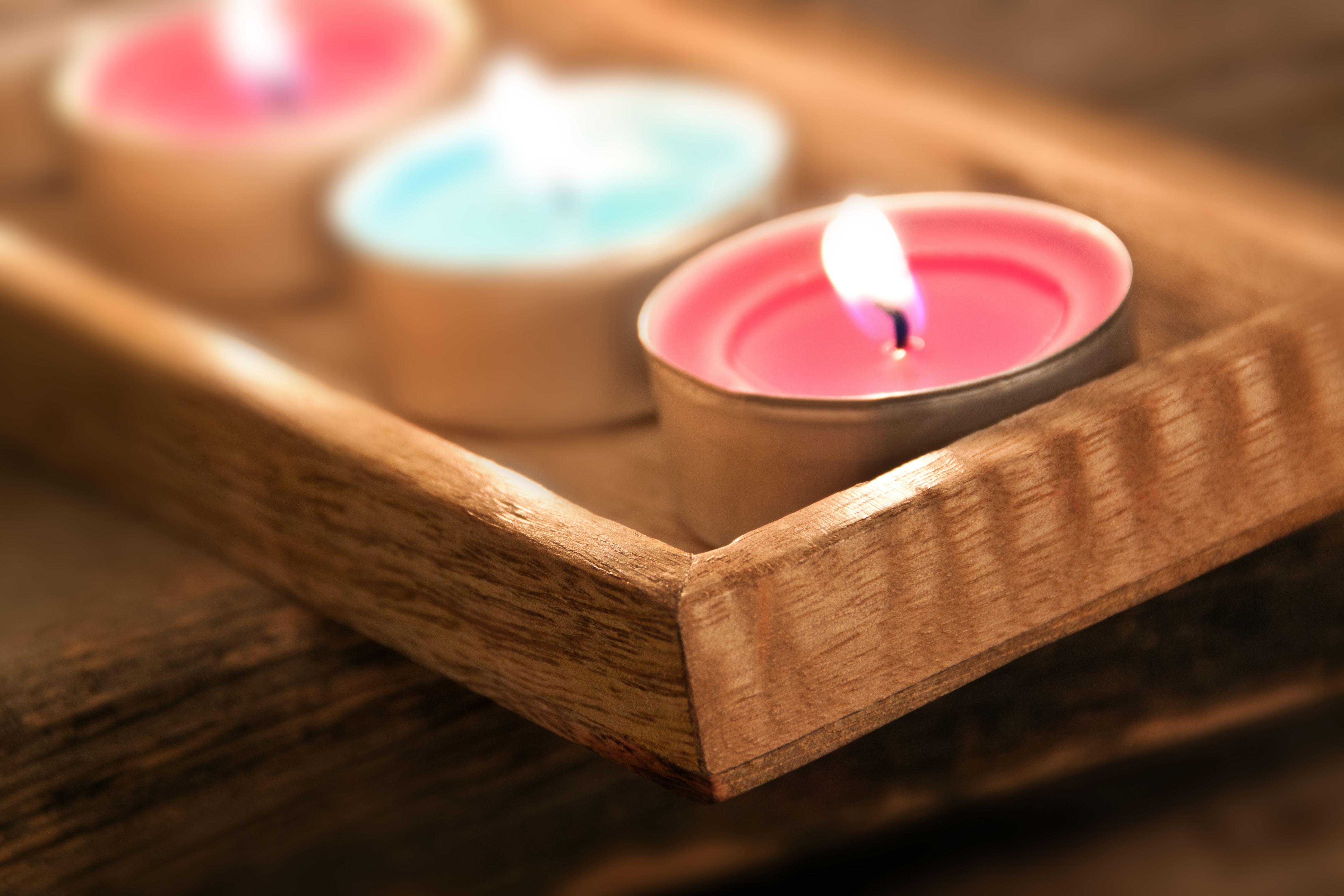 Чайные свечи в деревянном подносе