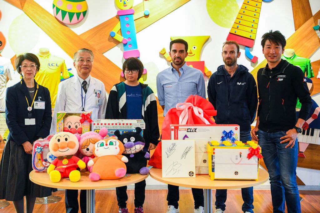 Fumiyuki Beppu, Alejandro Valverde and Alberto Contador pay a visit to a local hospital