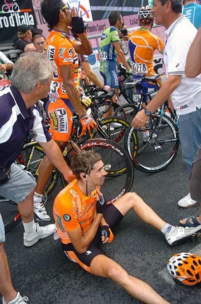 Aitor Hern&aacute;ndez (Euskaltel-Euskadi) after the stage crash.