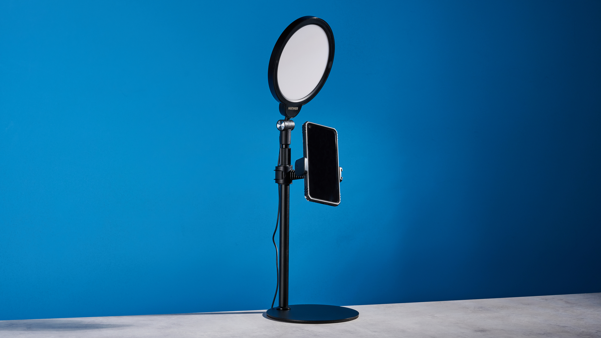 The Neewer Basics R06 7-inch Round Light photographed in front of a blue background.