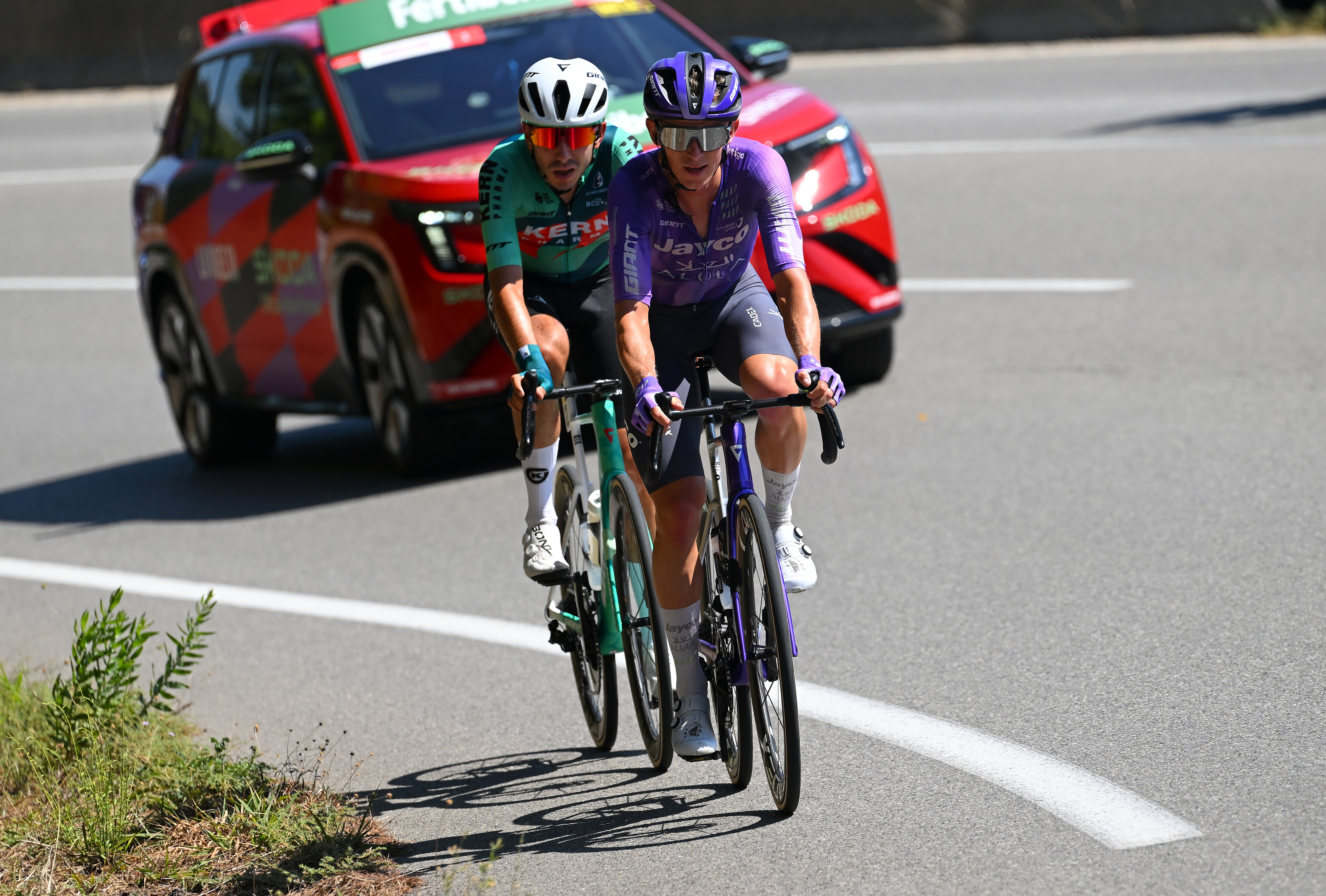 MANOSQUE, MONACO - AUGUST 23: (L-R) Diego Uriarte of Spain and Team Equipo Kern Pharma and Koen Bouwman of Netherlands and Team Jayco AlUla compete in the breakaway during the La Vuelta - 81st Tour of Spain 2026, Stage 2 a 214.3km from Monaco to Manosque 408m / #UCIWT / on August 23, 2026 in Manosque, Monaco. (Photo by Tim de Waele/Getty Images)