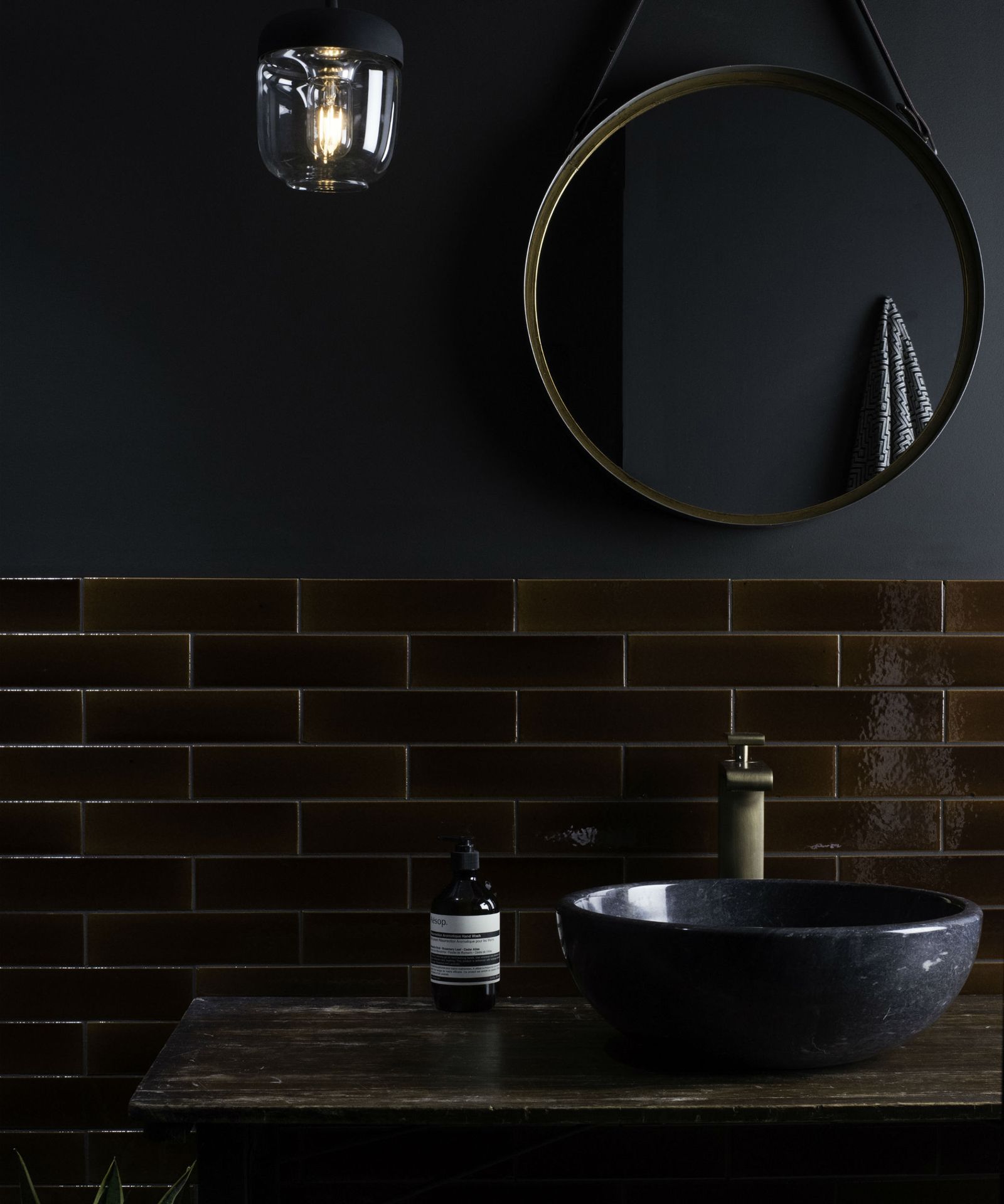 Dark bathroom ideas: 13 dramatic look that deviate from the 'norm ...