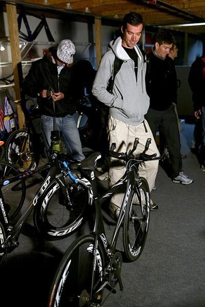 David Millar introduces himself to a different TT bike.