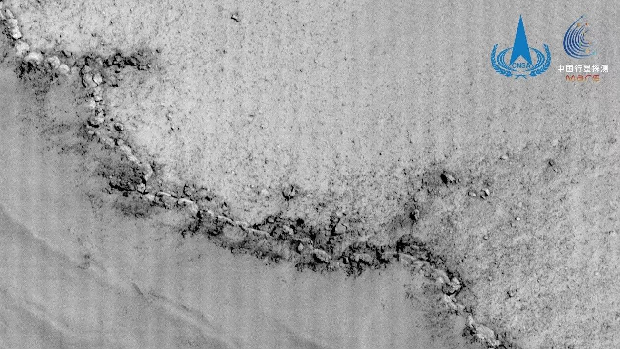 A crater rim imaged by Tianwen 1's high-resolution camera.
