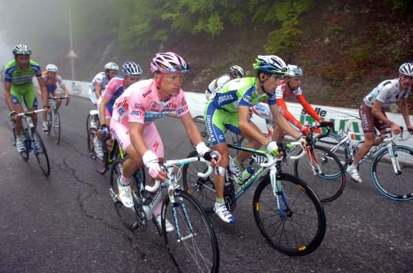 Alexandre Vinokourov (Astana) rides alongside former pink jersey wearer Vincenzo Nibali (Liquigas-Doimo)
