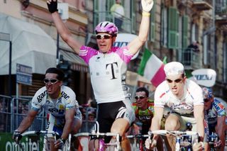 Erik Zabel wins Milan-San Remo in 1998.