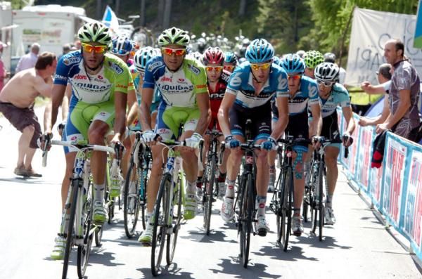 Hesjedal moves up to Basso on the final climb