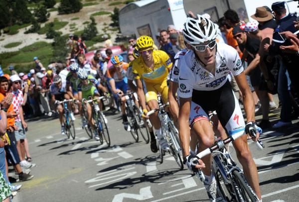 Andy Schleck (Saxo Bank) tries to shake Alberto Contador (Astana) loose, to no avail