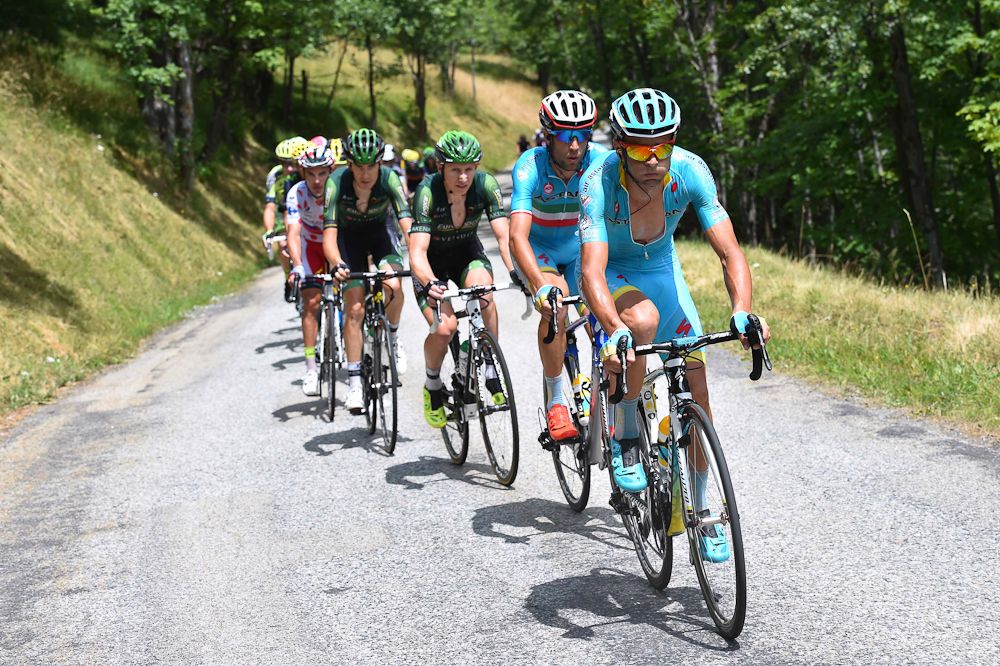 Vincenzo Nibali bides his time in the GC group during stage 19