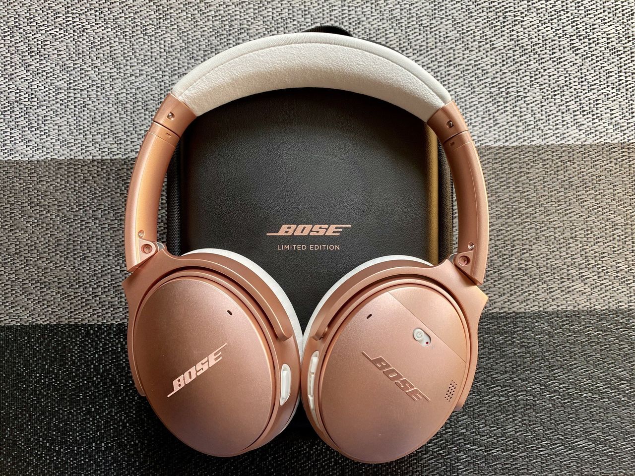 Rose Gold Bose QuietComfort 35 II with case