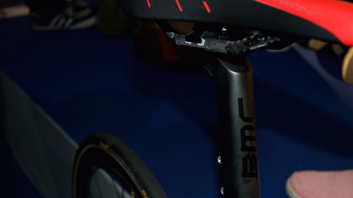 White marks on the seat rails ensure a consistent and correct fit.