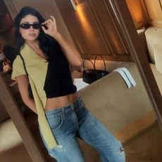 kylie jenner low rise jeans crop top outfit