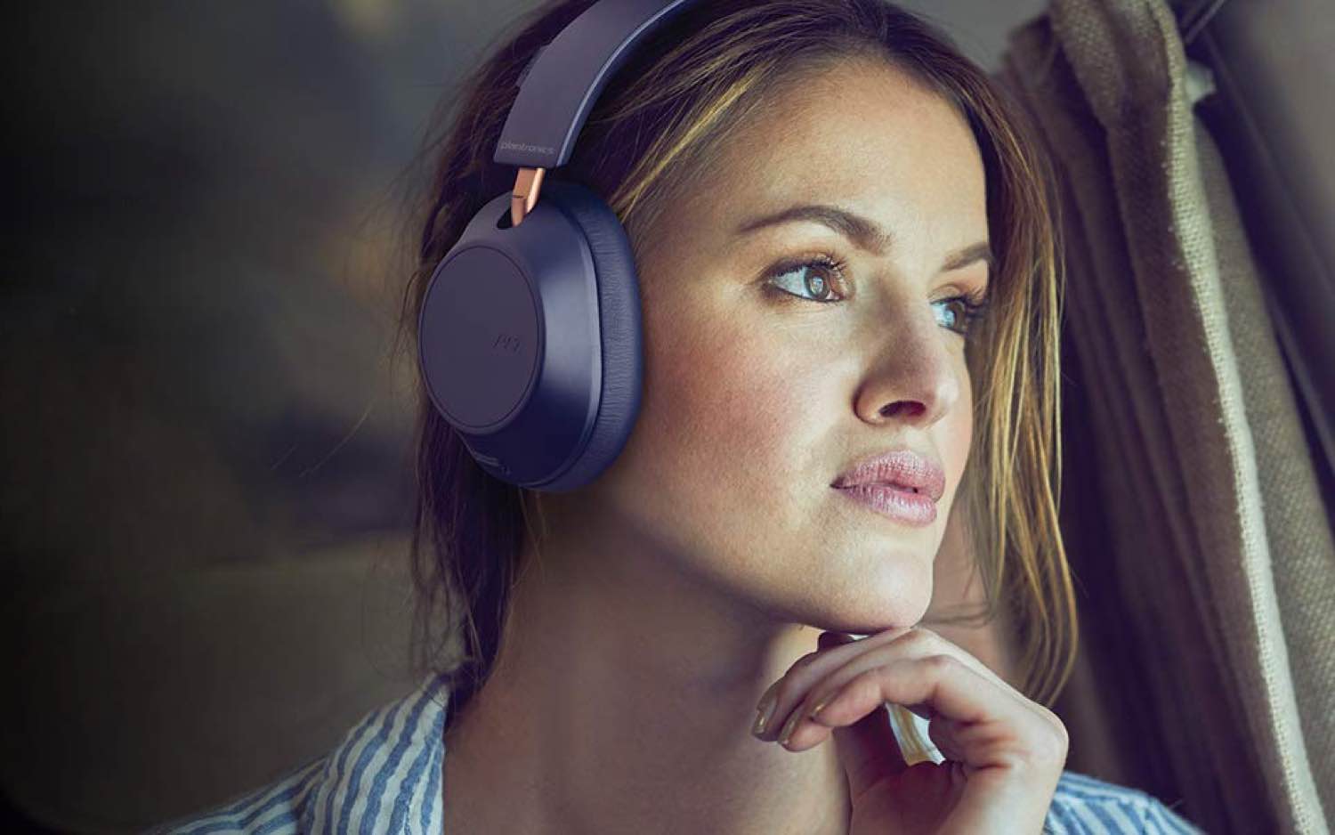 A frequent flyer using the Plantronics BackBeat Go 810