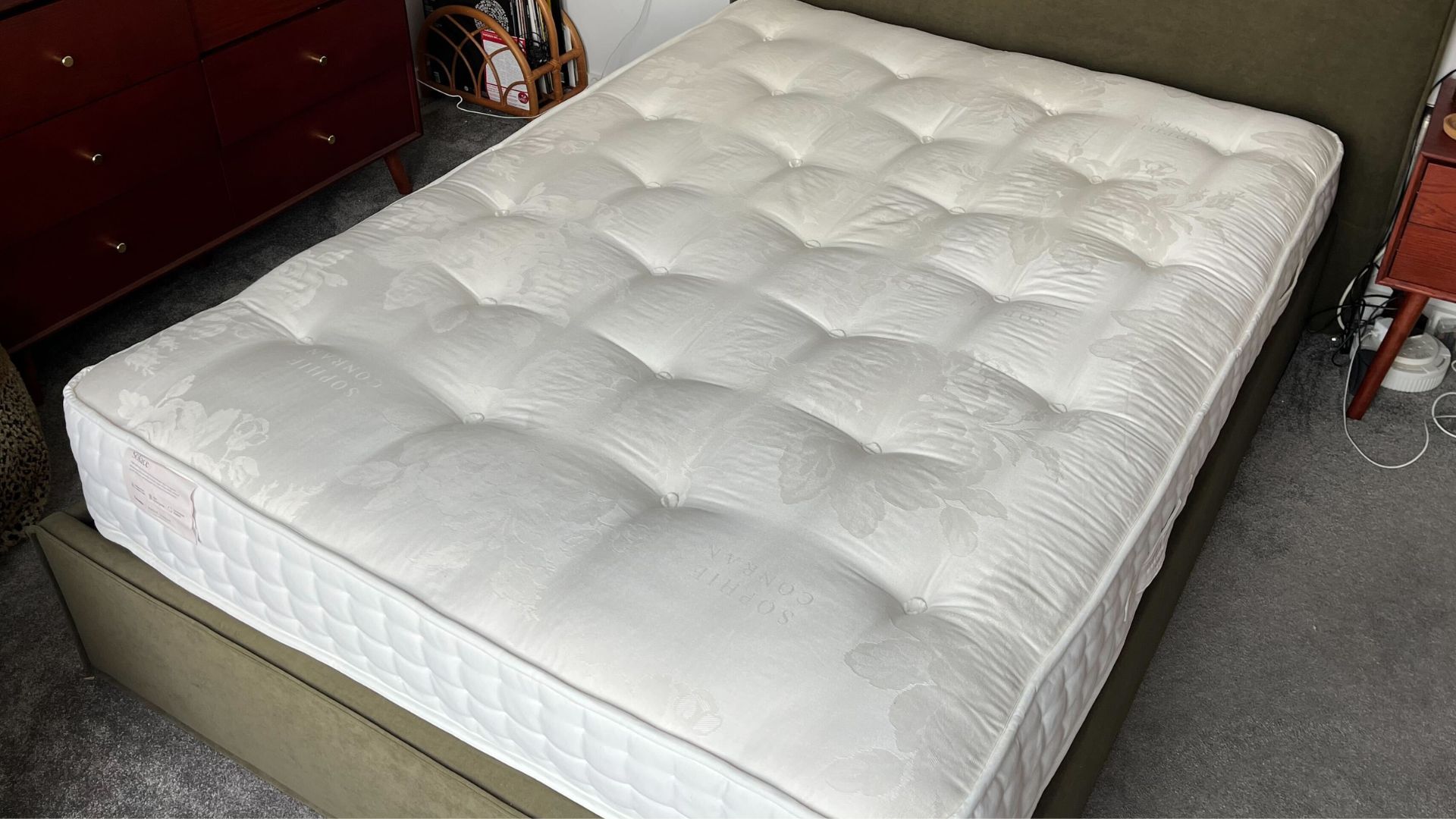 picture of matress on an olive green bed base