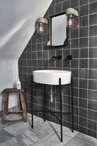 Black bathroom by Garden Trading