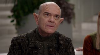 Robert Picardo plays Alara's father, Ildis Kitan, who comes to an important realization in this episode.