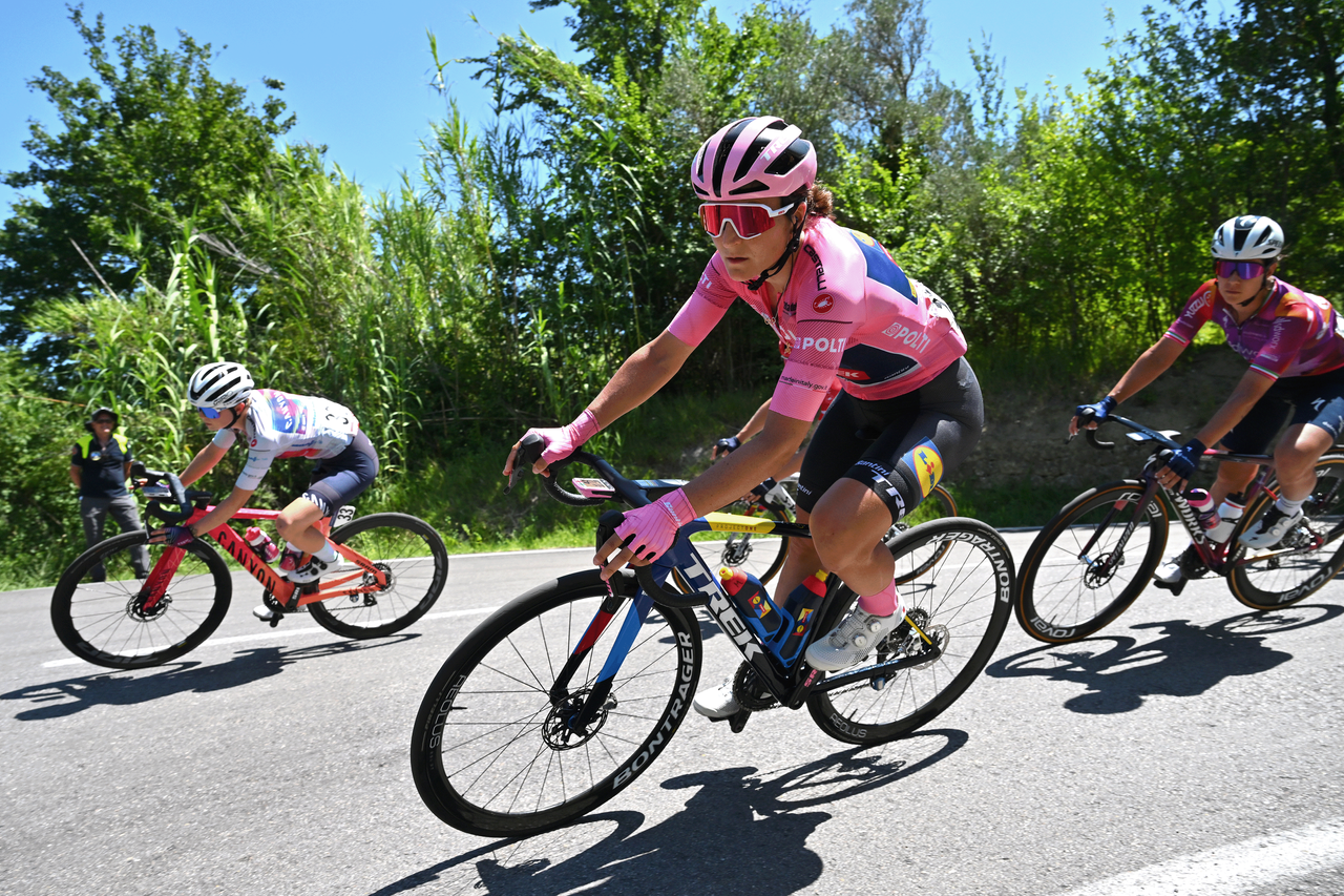 Elisa Longo Borhgini (Lidl-Trek) shows off the maglia rosa