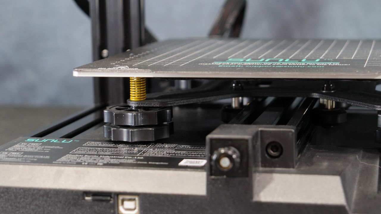 Sunlu Terminator 3 (T3)_ Close up of side of 3D printer bed 1